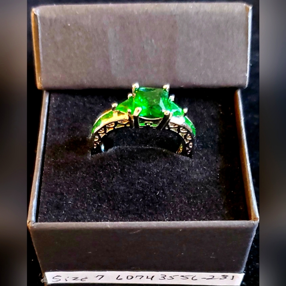 New .925 Sterling Silver   2 CT. PRINCESS GREEN RING